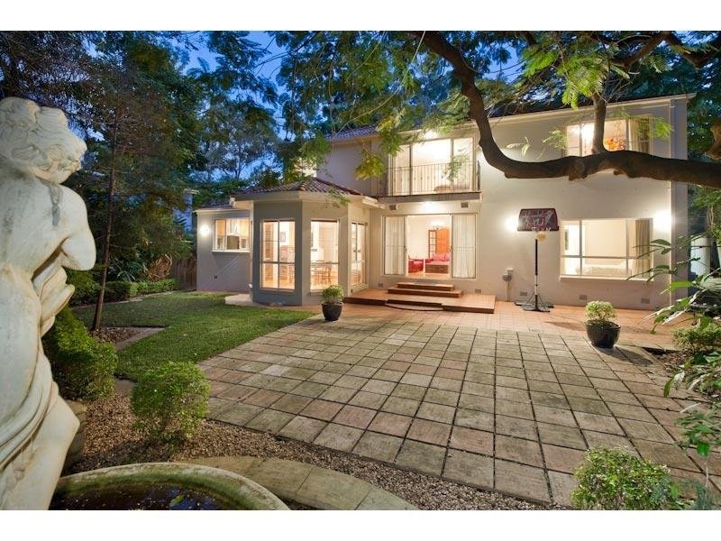 88 Eighth Avenue, St Lucia QLD 4067