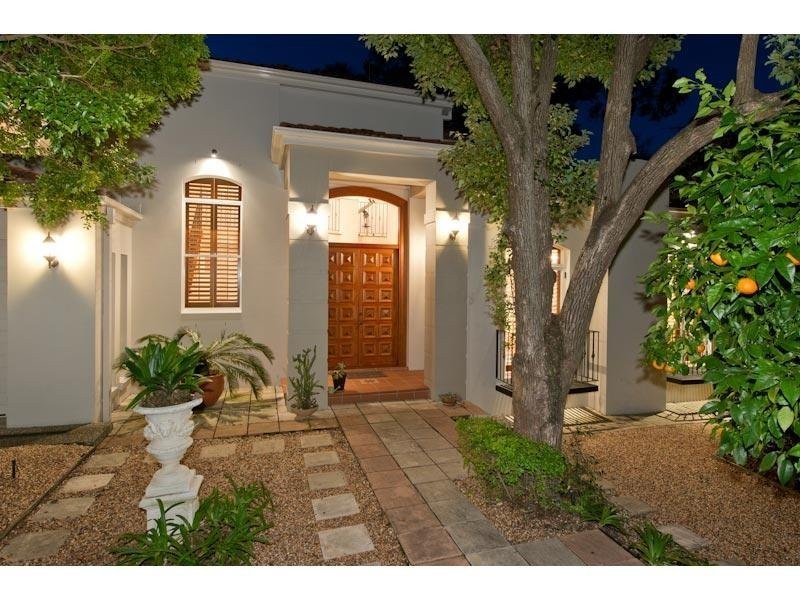 88 Eighth Avenue, St Lucia QLD 4067