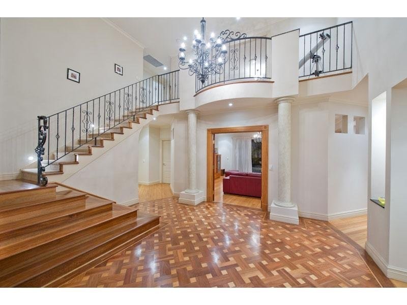 88 Eighth Avenue, St Lucia QLD 4067