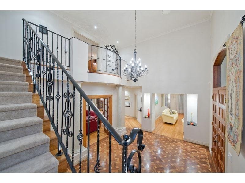 88 Eighth Avenue, St Lucia QLD 4067