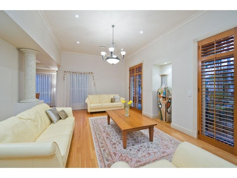 88 Eighth Avenue, St Lucia QLD 4067