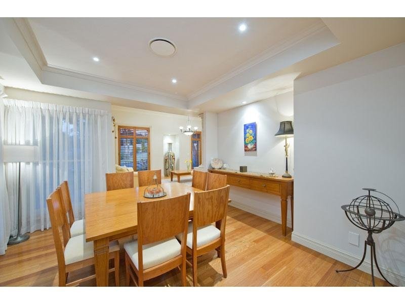 88 Eighth Avenue, St Lucia QLD 4067