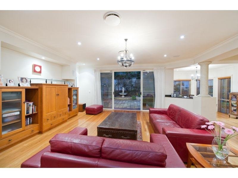 88 Eighth Avenue, St Lucia QLD 4067