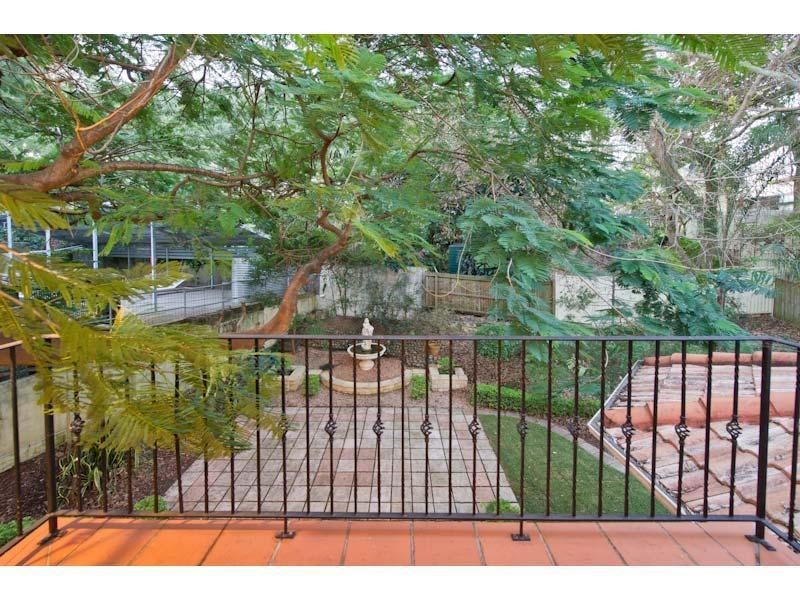 88 Eighth Avenue, St Lucia QLD 4067