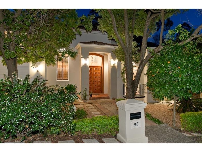 88 Eighth Avenue, St Lucia QLD 4067