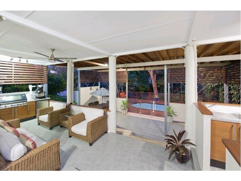 15 Jainba Street, Indooroopilly QLD 4068