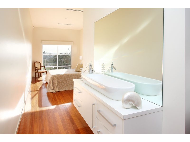 11 Mikado Street, Hamilton QLD 4007