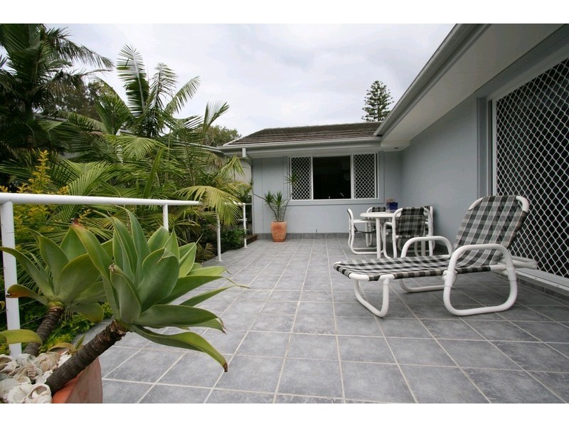16 Lakeside Drive, Sapphire Beach NSW 2450