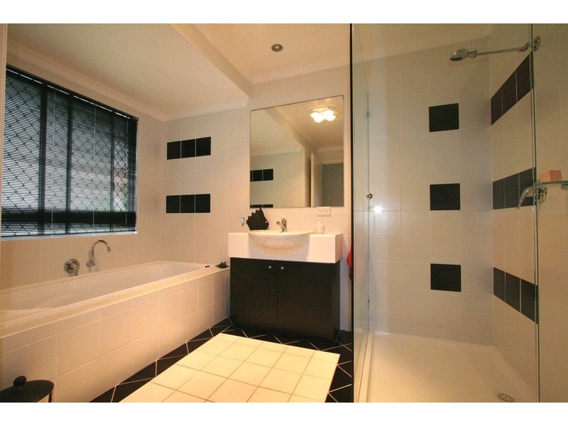 16 Lakeside Drive, Sapphire Beach NSW 2450