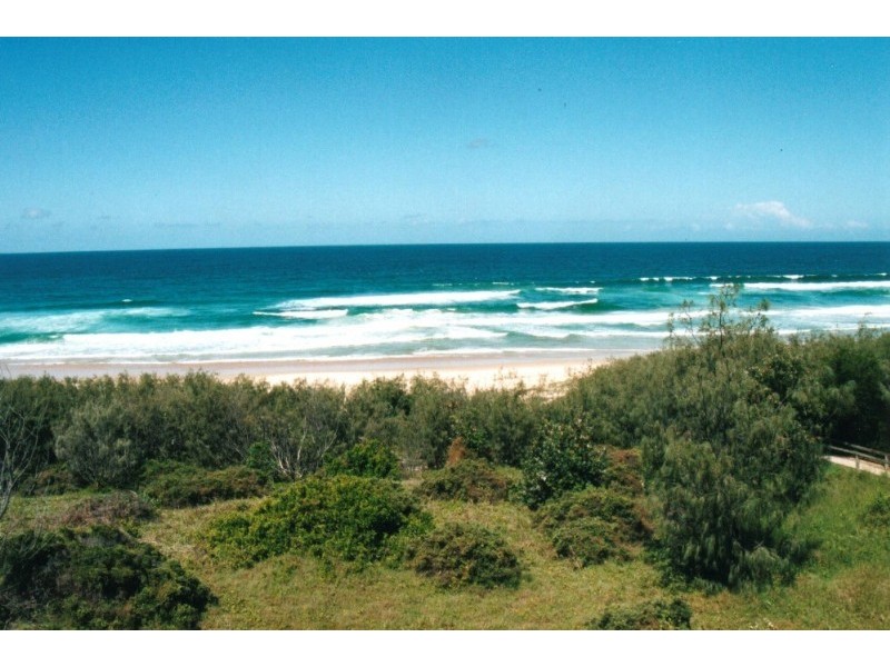 20 Wavecrest Drive, Castaways Beach QLD 4567