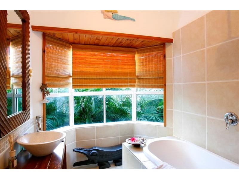 20 Wavecrest Drive, Castaways Beach QLD 4567