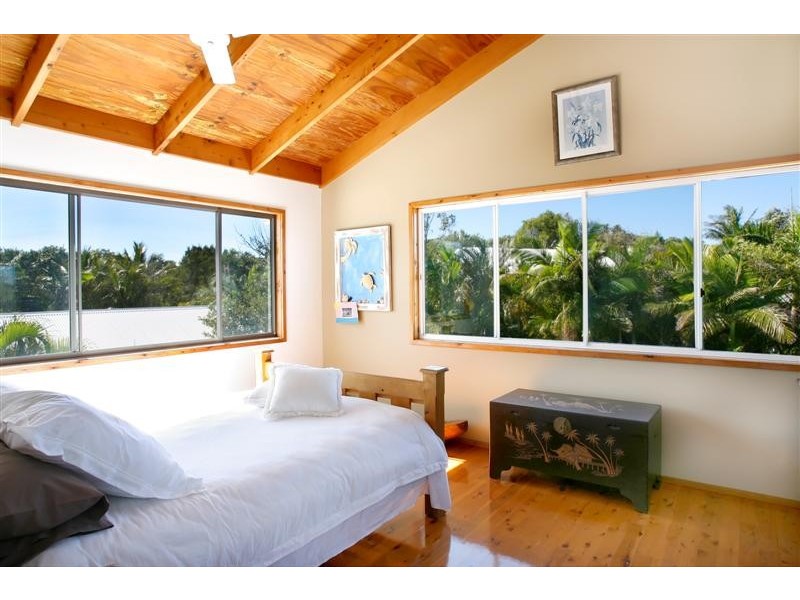 20 Wavecrest Drive, Castaways Beach QLD 4567