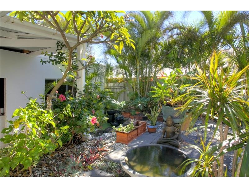 20 Wavecrest Drive, Castaways Beach QLD 4567