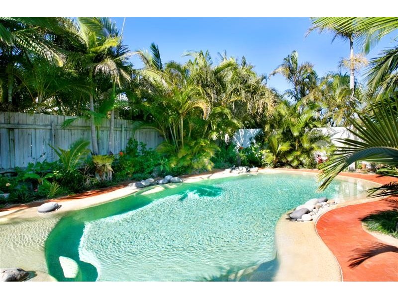 20 Wavecrest Drive, Castaways Beach QLD 4567
