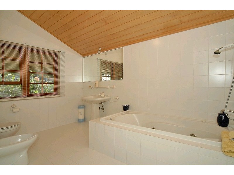 16 Hayward Road, Lake Macdonald QLD 4563