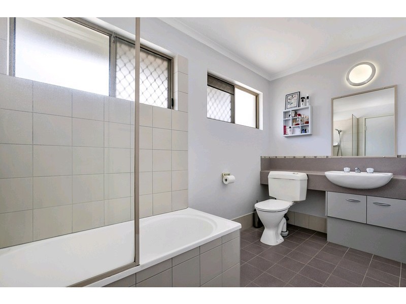 216/4 Lake Weyba Drive, Noosaville QLD 4566