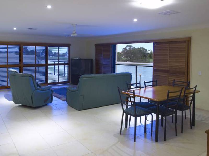 10 Mooloolah Island, Minyama QLD 4575