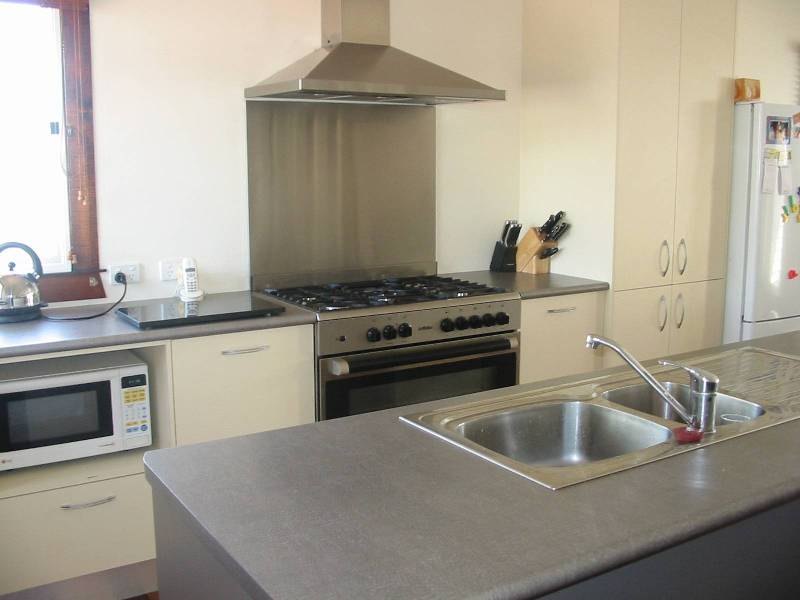 17 Parkview Ave, Wynnum QLD 4178