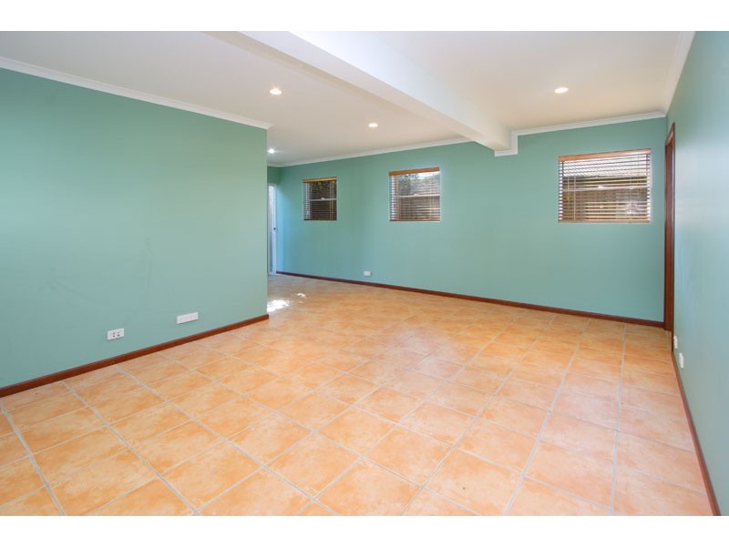 11 Moreton Ave, Wynnum QLD 4178