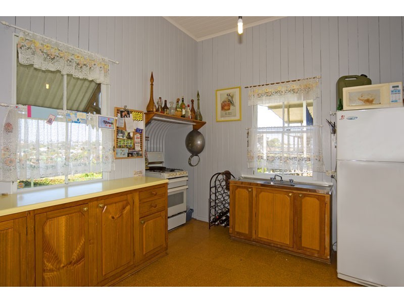 39 Gordon Pde, Manly QLD 4179