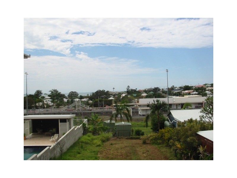 25 Gordon Pde, Manly QLD 4179