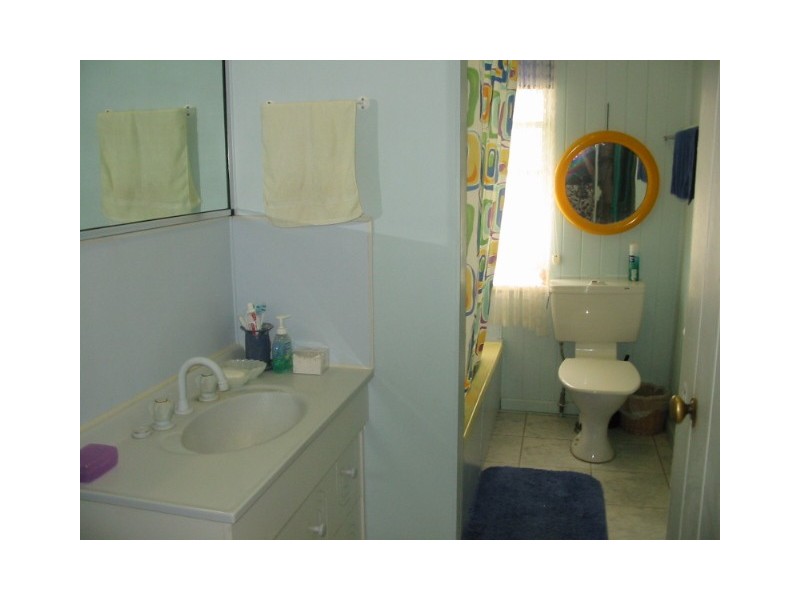 25 Gordon Pde, Manly QLD 4179