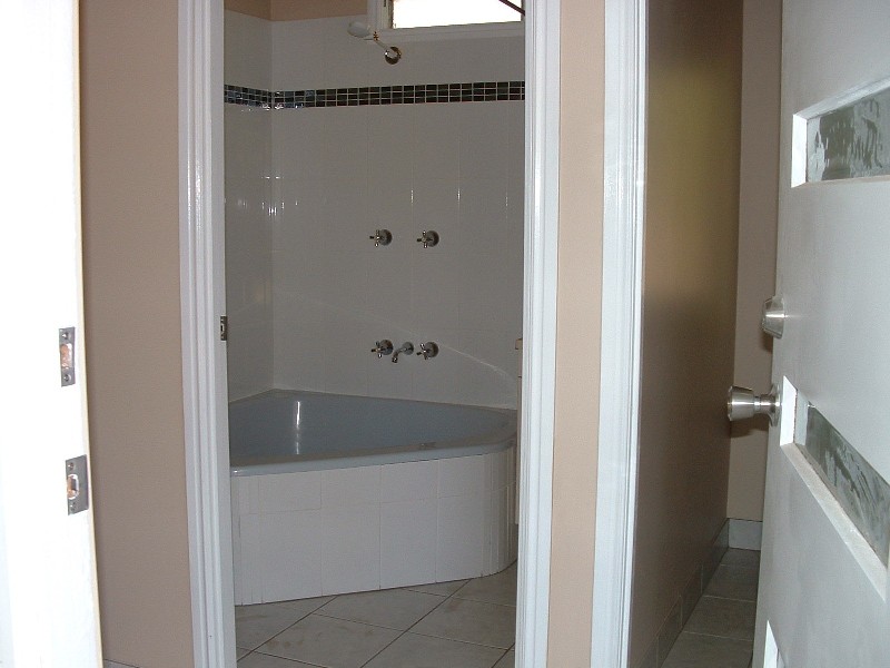 8 Arvon Street, Beachmere QLD 4510