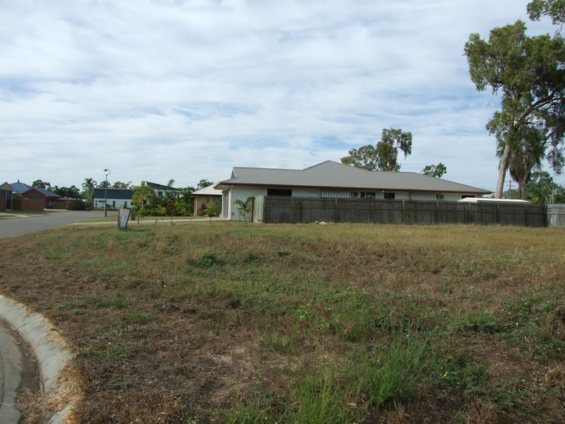 8 Marita Court, Bushland Beach QLD 4818