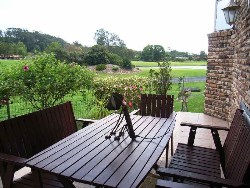 2 Coonawarra Court, Ocean Shores NSW 2483