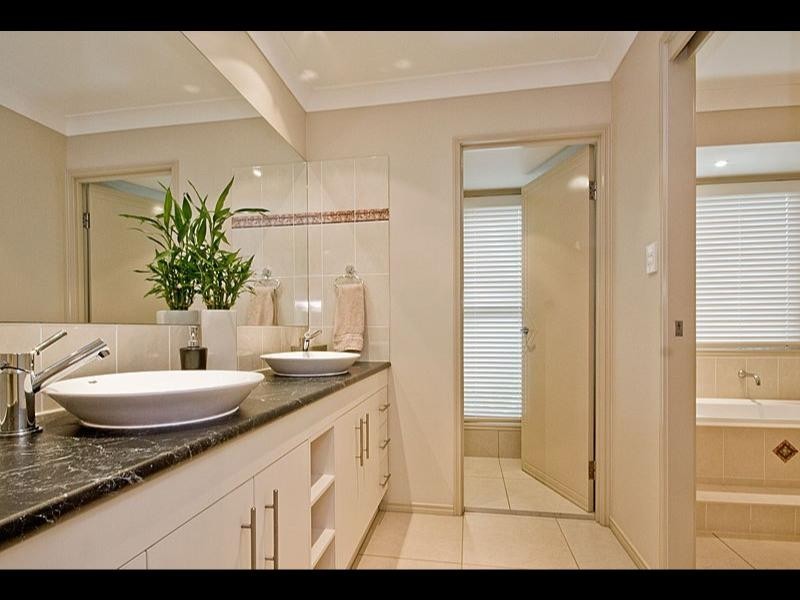 21 The Avenue, Windaroo QLD 4207