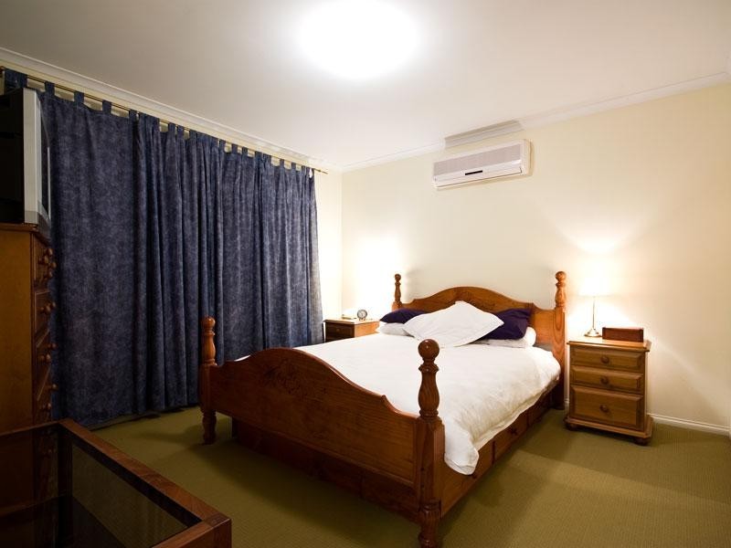 28 Hillside Cr, Edens Landing QLD 4207