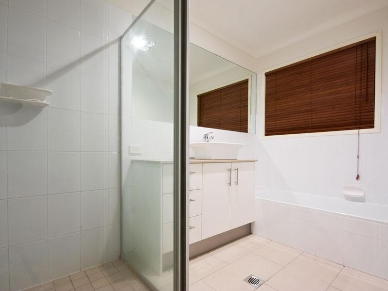 28 Hillside Cr, Edens Landing QLD 4207