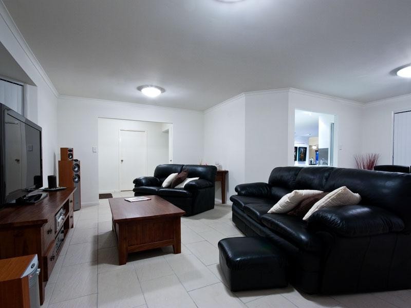 28 Hillside Cr, Edens Landing QLD 4207