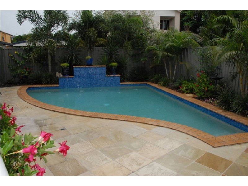 2/8 Acanthus Avenue , Burleigh Heads QLD 4220