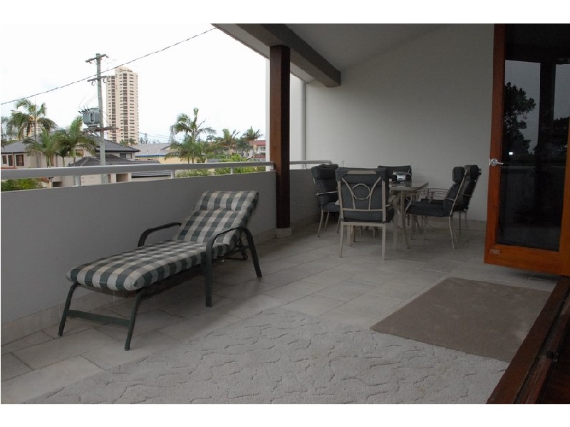 2/8 Acanthus Avenue , Burleigh Heads QLD 4220