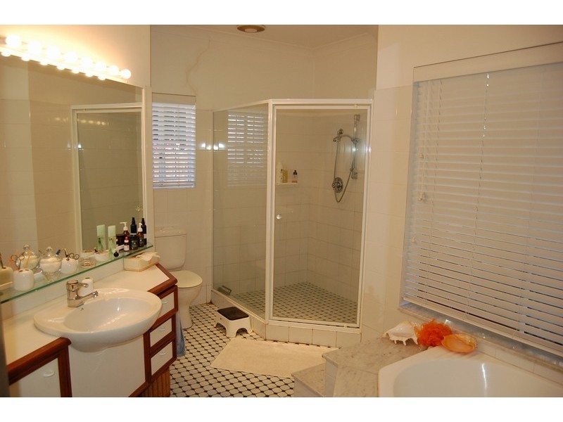 32 Brakes Crescent, Miami QLD 4220