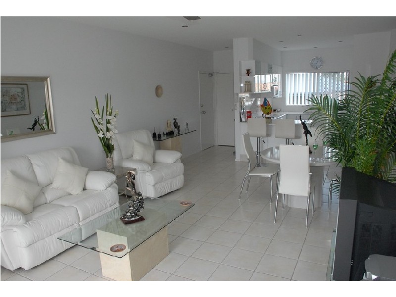 3/4 Dawn Parade, Miami QLD 4220