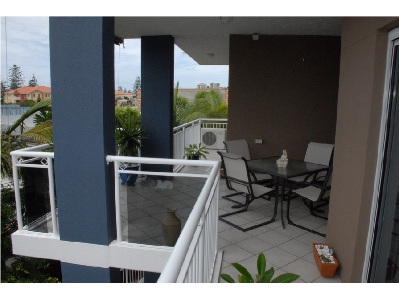 3/4 Dawn Parade, Miami QLD 4220