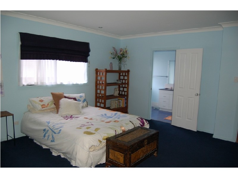 24 Page Parade, Burleigh Heads QLD 4220