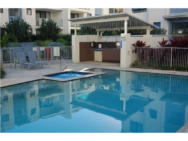 2 “Saks on Fifth” 6 Fifth Ave, Burleigh Heads QLD 4220