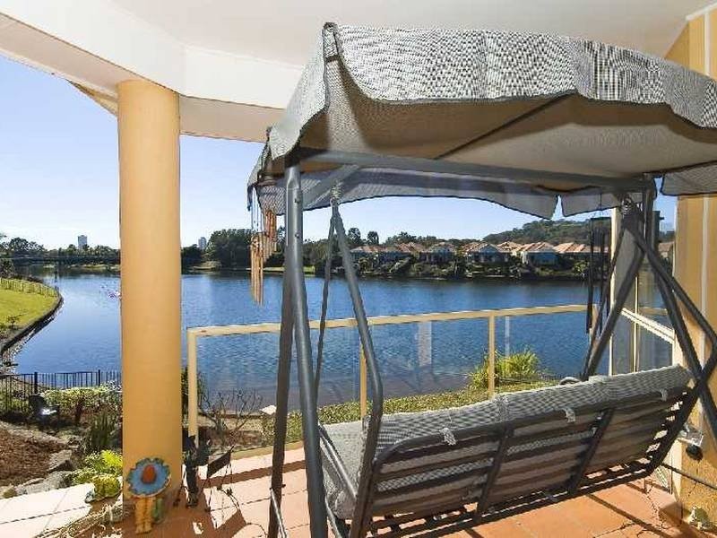 6 St Helens Crt, Burleigh Waters QLD 4220
