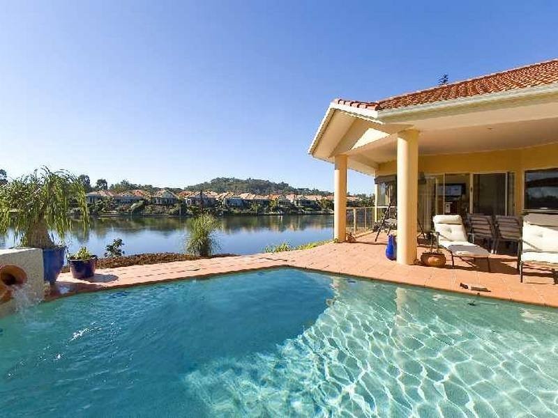 6 St Helens Crt, Burleigh Waters QLD 4220