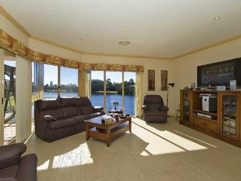 6 St Helens Crt, Burleigh Waters QLD 4220