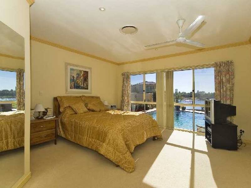 6 St Helens Crt, Burleigh Waters QLD 4220