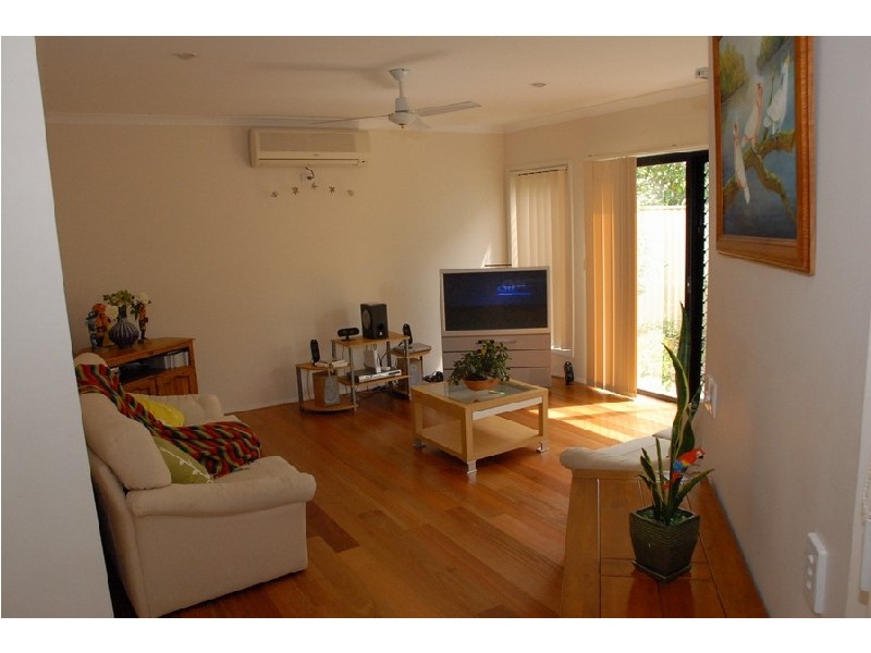 1/4 Sunshine Parade, Miami QLD 4220