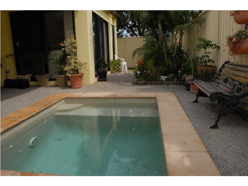 1/4 Sunshine Parade, Miami QLD 4220