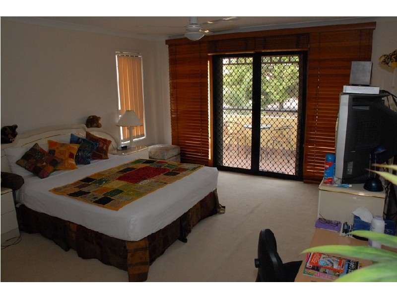 1/4 Sunshine Parade, Miami QLD 4220