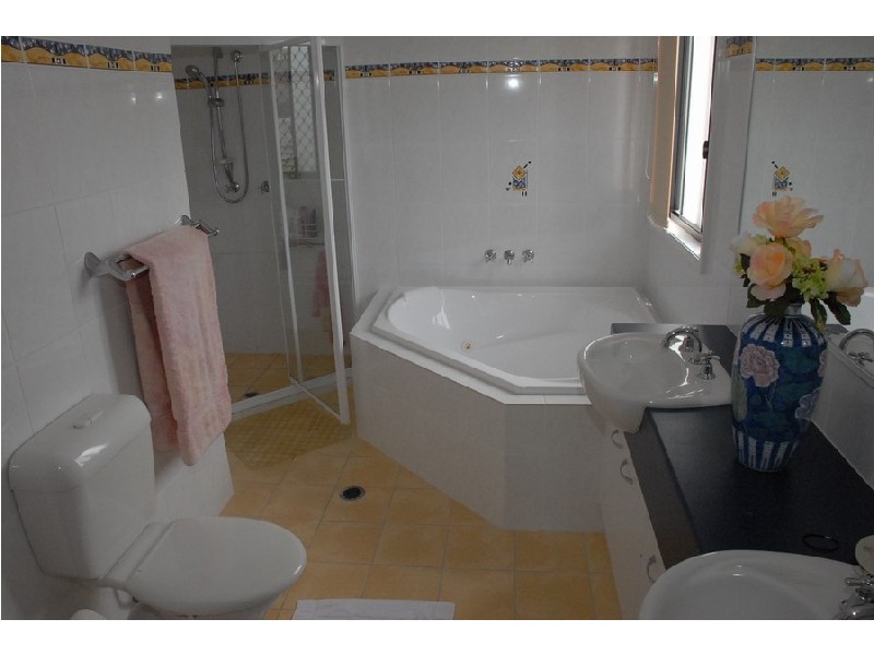 1/4 Sunshine Parade, Miami QLD 4220