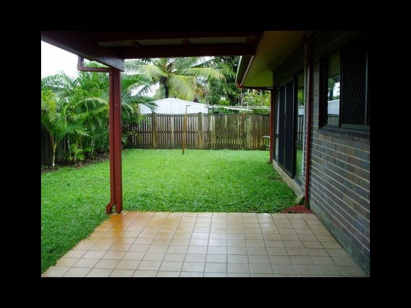10 Ash Street, Holloways Beach QLD 4878