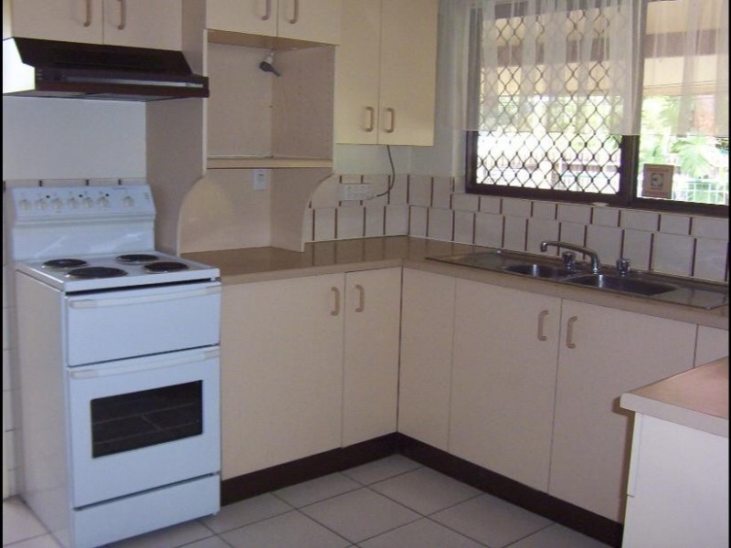 39 Lavender Street, Mooroobool QLD 4870